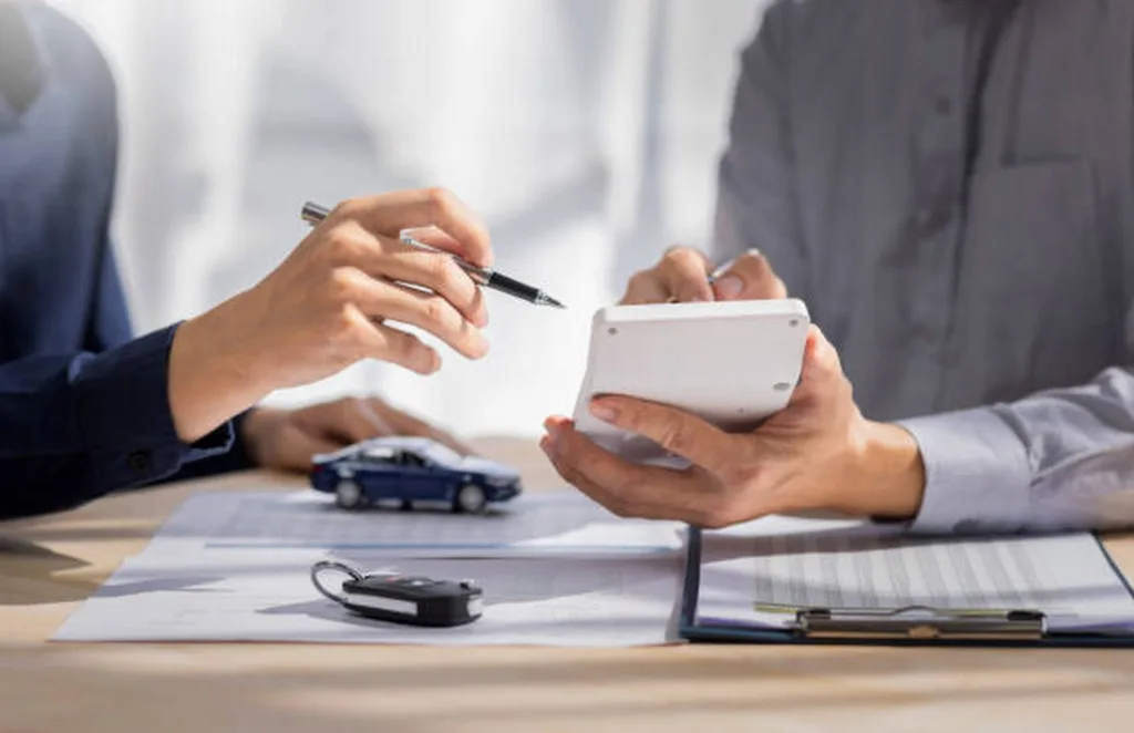 Remise des clés d'un véhicule après signature d'un contrat d'assurance