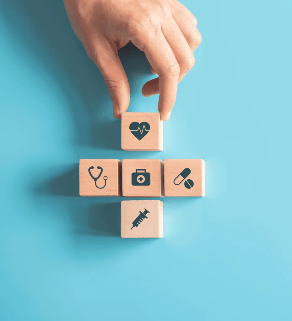 Main disposant des cubes symbolisant la couverture santé et prévoyance