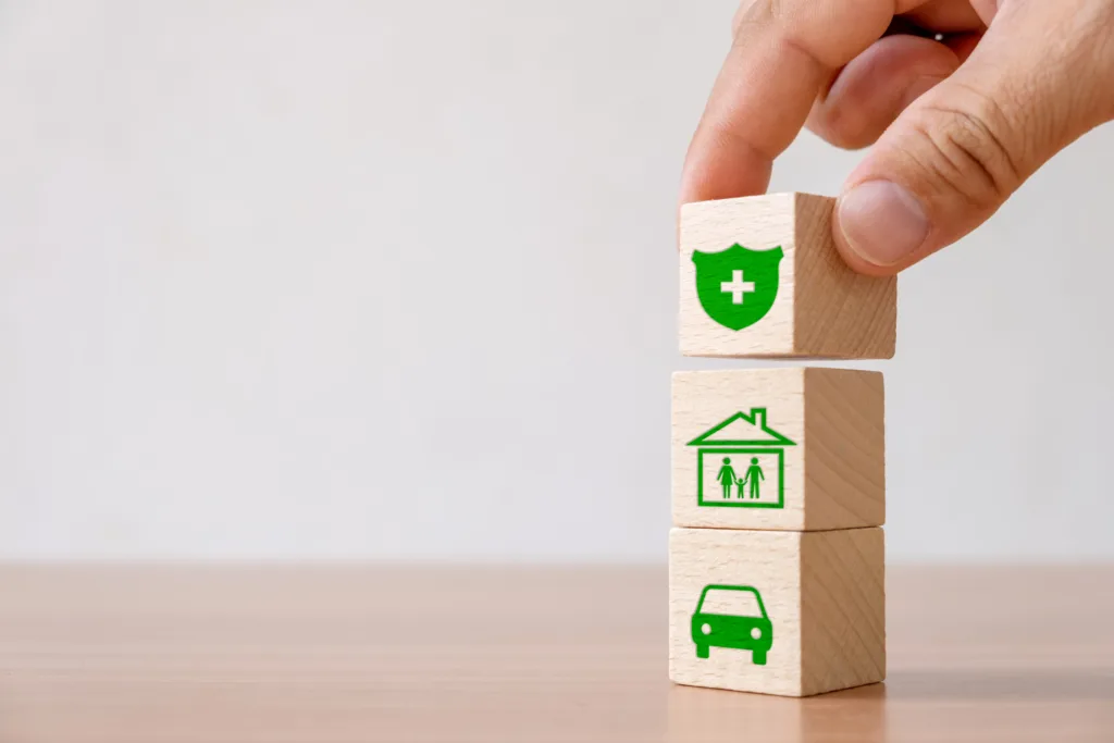 Cubes en bois représentant les garanties habitation, famille et automobile