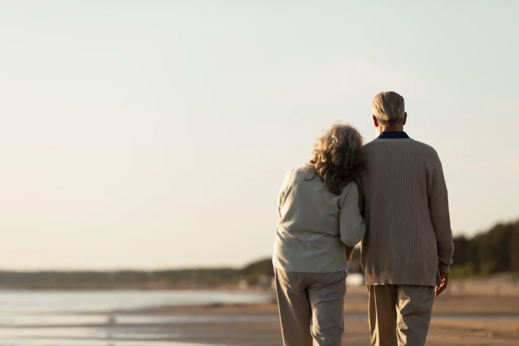 Couple de seniors au bord de la mer, préparation de la retraite